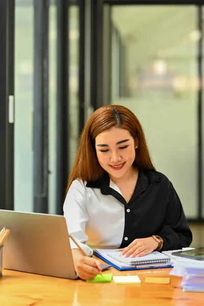 Gülümseyen Kadın Çalışan Dizüstü Bilgisayarın Önünde Oturuyor Yapışkan Notlar Yazıyor — Stok fotoğraf