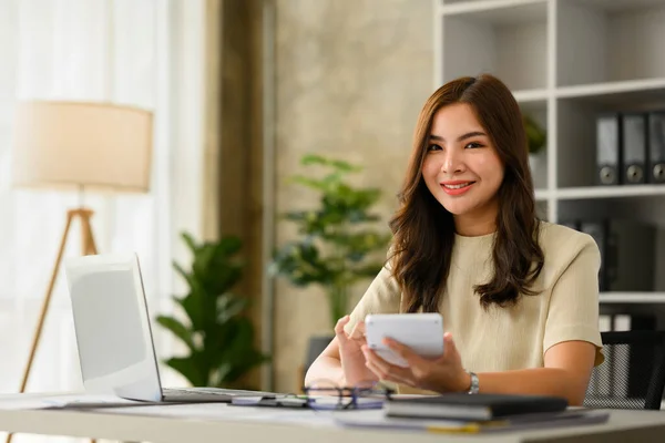 魅力的なアジアの女性会計士帳簿書類 オフィスでの財務データの確認 — ストック写真