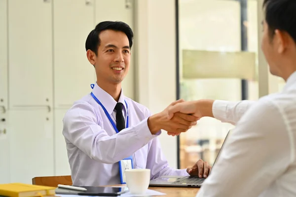 Sonriendo Asiático Empleado Masculino Estrechando Mano Con Gerente Oficina Moderna — Foto de Stock