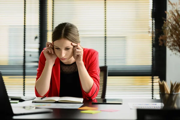 Stressad Affärskvinna Tänker Problemlösning Fastnat Med Uppgift Frustrerad Över Företag — Stockfoto