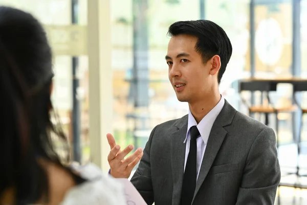 Gerente Masculino Asiático Explicando Estrategia Del Proyecto Discutiendo Trabajar Con — Foto de Stock