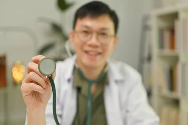 Wybierz Ostrość Rękach Lekarza Trzymającego Stetoskop Patrzącego Kamerę Opieka Zdrowotna — Zdjęcie stockowe