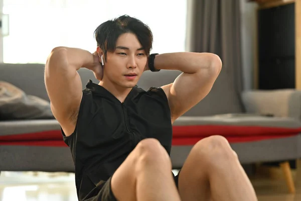 Fit Muscular Asiático Hombre Haciendo Abdominales Sit Ups Sala Estar — Foto de Stock