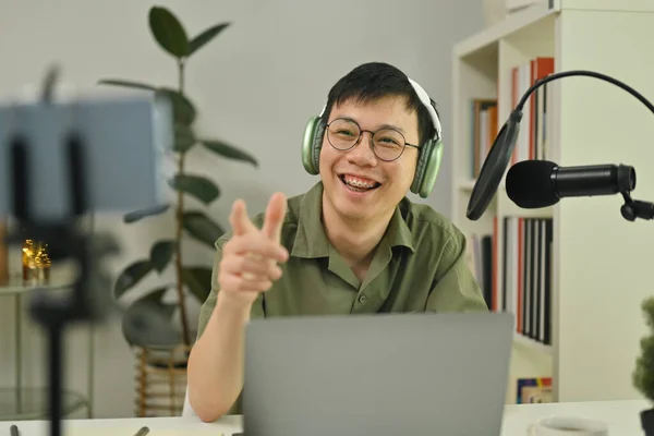 Χαρούμενος Αρσενικός Podcaster Που Φοράει Ακουστικά Και Μεταδίδει Podcast Από — Φωτογραφία Αρχείου
