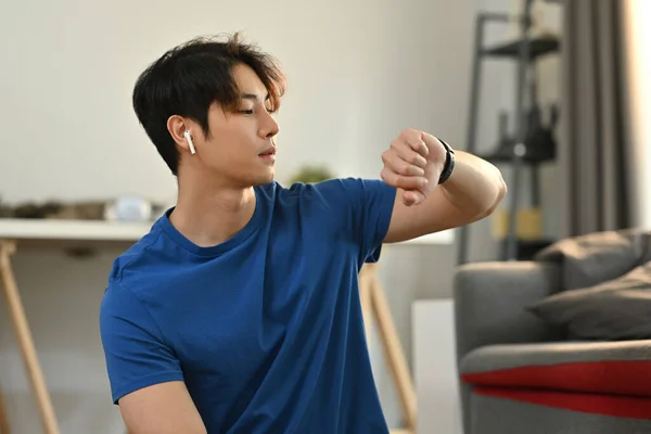 Fitness Mladý Asijský Muž Měření Tepové Frekvence Smartwatch Ranním Cvičení — Stock fotografie