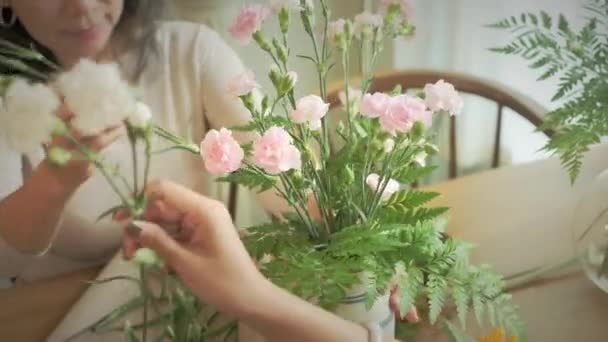 Mulher Sênior Feliz Organizando Flores Vaso Sua Loja Floral Conceito — Vídeo de Stock