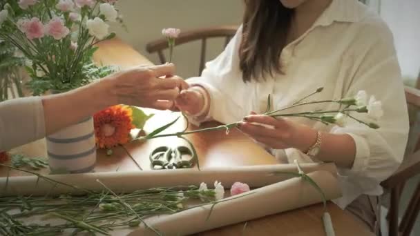 迷人的亚洲女花匠在她的花店里用不同的花朵创造美丽的花束 小企业概念 — 图库视频影像