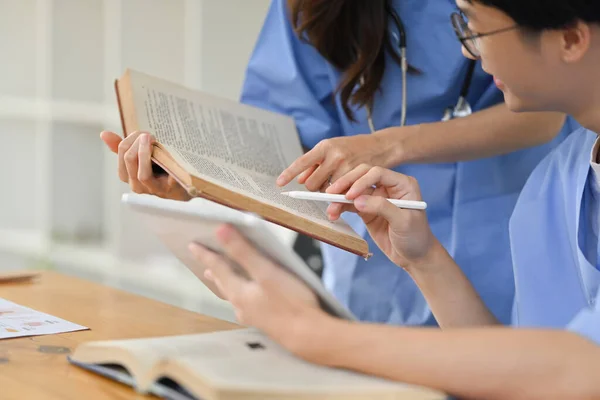 Двоє Щасливих Студентів Медиків Читають Книги Готуючись Університетських Іспитів Бібліотеці — стокове фото