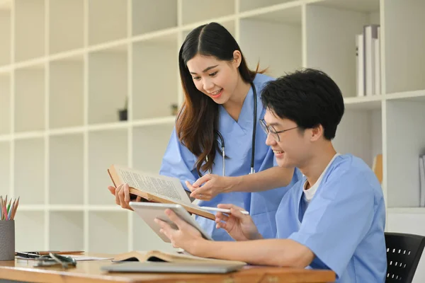 Dos Estudiantes Medicina Felices Leyendo Libros Preparándose Para Exámenes Universitarios —  Fotos de Stock