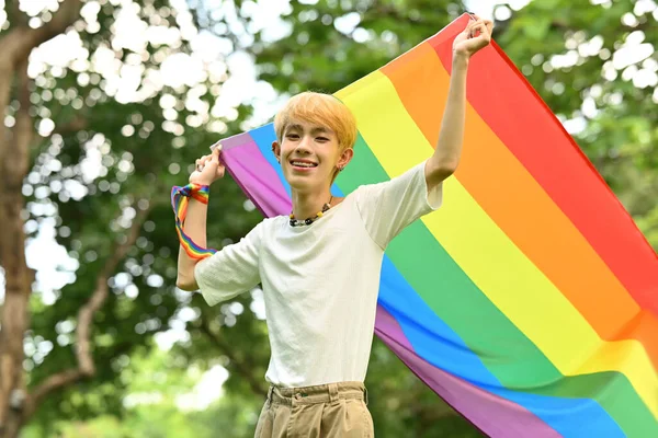 Ein Fröhlicher Junger Stylischer Mann Mit Einer Schwulen Regenbogenfahne Die — Stockfoto