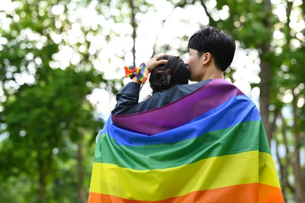 Glada Unga Homosexuella Par Hbtq Stolthetens Flagga Begreppet Hbt Gemenskap — Stockfoto