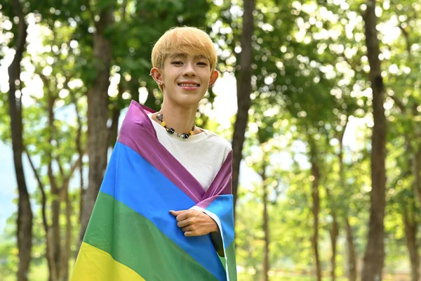 Retrato Feliz Joven Sonriente Envuelto Una Bandera Arco Iris Orgullo — Foto de Stock