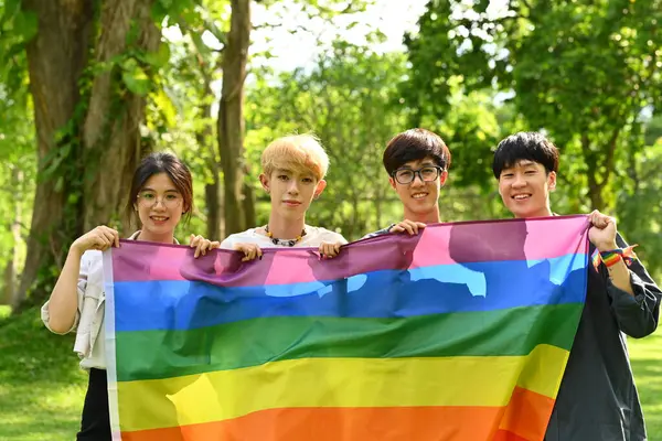 Grupo Jovens Ativistas Segurando Bandeira Arco Íris Orgulho Apoiando Comunidade — Fotografia de Stock