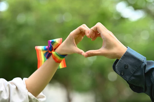 自然の背景に手で心を作る同性愛者のカップル Lgbtの人々の結婚平等を支援する — ストック写真