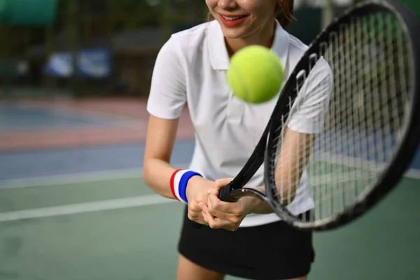 若いスポーティ女性テニス選手が試合中にラケットでボールを打つ フィットネス スポーツ 運動の概念 — ストック写真