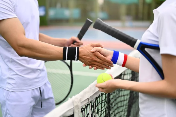 試合後 男女のテニス選手がテニスコートで握手を交わす 良いスポーツマンシップ友情が勝つ — ストック写真