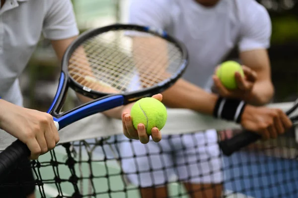 男のテニスコーチの作物のショットは 屋外テニスコートでネットに立って 彼の学生に指示を与える — ストック写真