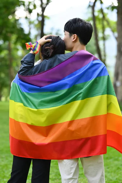 Vue Arrière Couple Homosexuel Aimant Embrassant Sous Drapeau Fierté Lgbtq — Photo