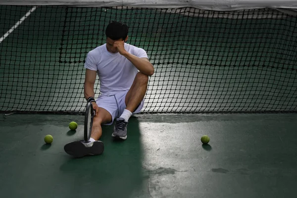 Zklamaný Asijský Tenista Sedící Hřišti Rozrušený Ztráty Konkurence Neúspěšné Emoce — Stock fotografie