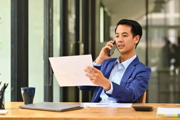 Milenyum Erkek Müdürü Mali Belgeleri Okuyor Ofis Masasında Cep Telefonuyla — Stok fotoğraf