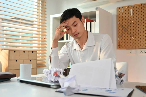 Homme Affaires Stressé Entrepreneur Frustré Par Les Erreurs Dans Rapport — Photo