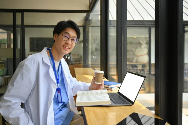 Läkare Vit Rock Hålla Papper Upp Kaffe Och Använda Internet — Stockfoto