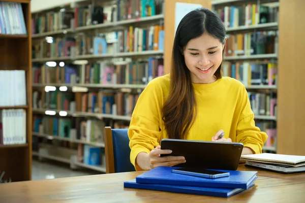 Sınava Hazırlanan Gülümseyen Üniversite Öğrencisi Kütüphanedeki Dijital Tablet Hakkında Bilgi — Stok fotoğraf