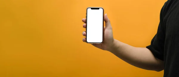 Ręczne Trzymanie Makiety Smartfona Żółtym Tle Pusty Ekran Dla Twojej — Zdjęcie stockowe