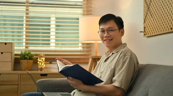 Boldog Generációs Férfi Szemüvegben Élvezi Regény Olvasását Miközben Otthon Kanapén — Stock Fotó