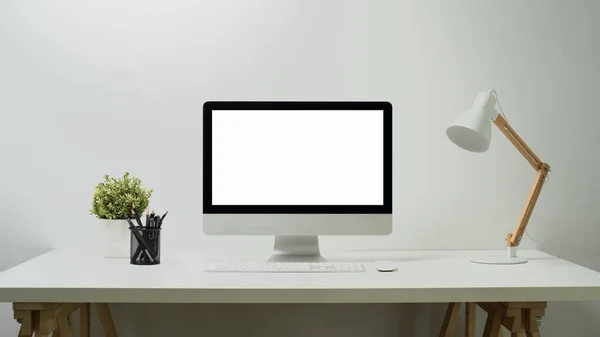 Üres Képernyő Számítógép Lámpa Ceruza Tartó Cserepes Növény Fehér Asztalon — Stock Fotó