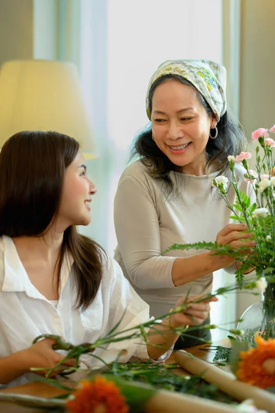 Знімок Молодої Азіатки Старшої Матері Робить Букет Свіжими Квітами Квітковому — стокове фото
