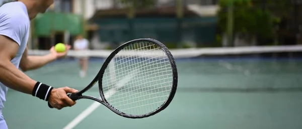 Обрезанное Изображение Мужчины Теннисиста Ракеткой Служащей Мячом Время Матча Баннер — стоковое фото
