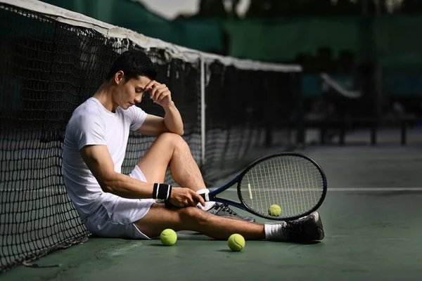 Boční Pohled Zklamaného Asijského Tenistu Sedícího Hřišti Rozrušený Ztráty Konkurence — Stock fotografie