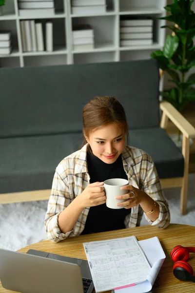 Młoda Kobieta Freelancer Siedzi Podłodze Salonie Filiżanką Kawy Pomocą Laptopa — Zdjęcie stockowe