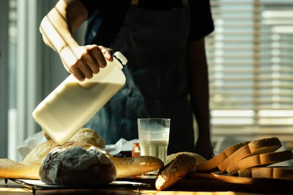 우유를 유리에 부엌에서 건강에 식사를 준비하고 — 스톡 사진