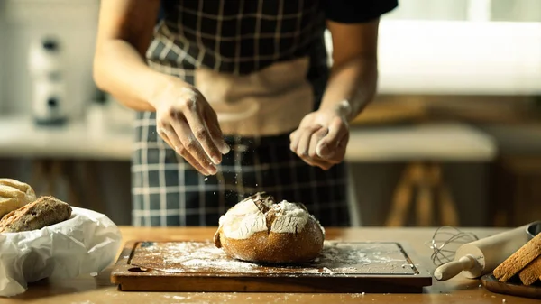 수없는 빵굽는 주방에 나무통에 밀가루를 반죽을 만들고 — 스톡 사진