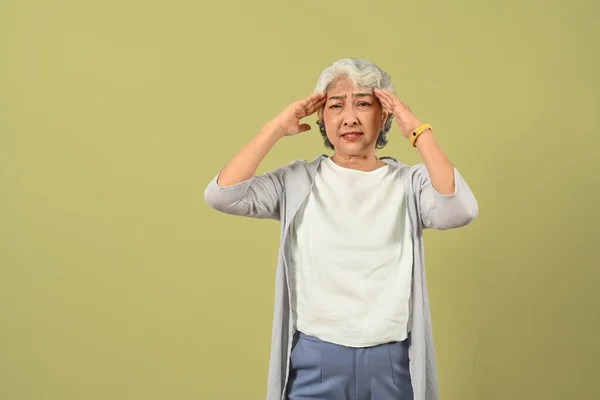 片頭痛 精神的な問題からの痛みの頭の痛みに触れる病気成熟した女性隔離された緑の背景 — ストック写真