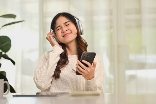 Vreugdevolle Jonge Vrouw Luisteren Naar Muziek Draadloze Hoofdtelefoon Genieten Van — Stockfoto