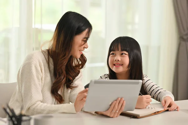 Mutlu Gülümseyen Asyalı Kız Annesiyle Oturma Odasında Ödev Yapıyor — Stok fotoğraf
