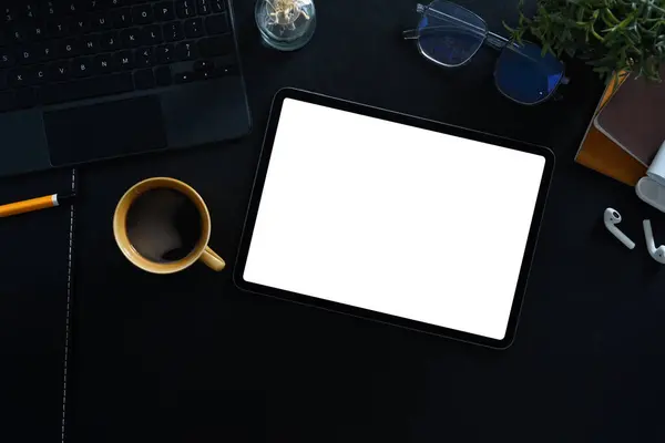Espaço Trabalho Moderno Com Tablet Digital Xícara Café Papelaria Fundo — Fotografia de Stock