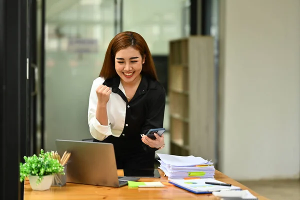 Surprised Businesswoman Reading Good News Laptop Screen Celebrating Success Yes — Stock Photo, Image