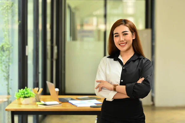 Confident Millennial Businesswoman Wearing Stylish Clothes Standing Crossed Arms Smiling — Stock Photo, Image
