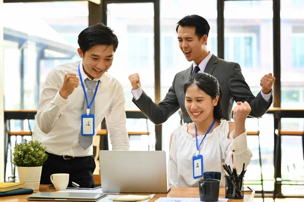 Equipe Funcionários Felizes Comemorando Sala Reuniões Conceito Negócio Trabalho Equipe — Fotografia de Stock