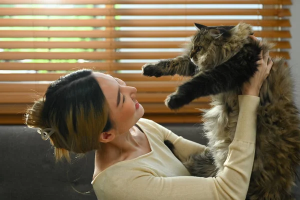 Feliz Milenar Mulher Asiática Brincando Com Seu Gato Fofo Bonito — Fotografia de Stock