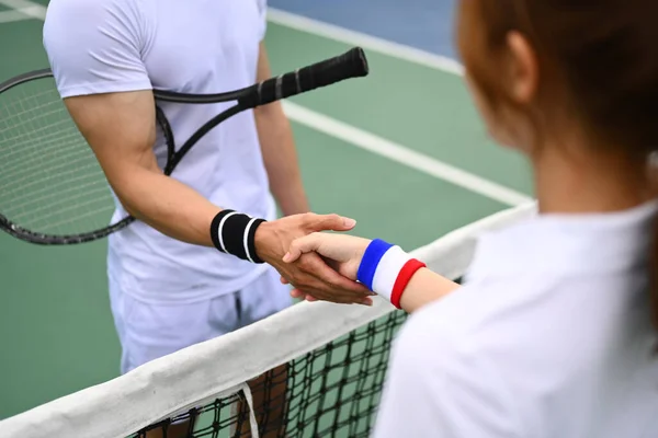 コートで試合中に手を振る男と女のテニス選手のトリミングショット — ストック写真