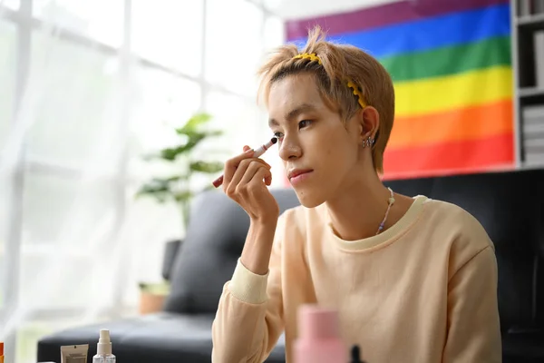 Bastante Joven Gay Queer Hombre Aplicación Sombra Ojos Polvo Frente — Foto de Stock