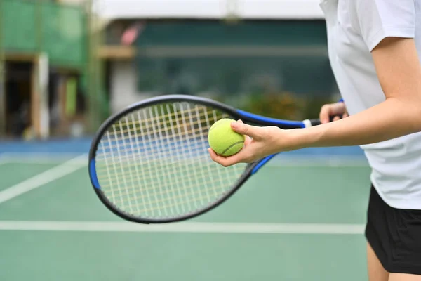 試合中にテニスボールを提供する準備をするスポーティ若い女性 アウトドアスポーツと健康的なライフスタイルのコンセプト — ストック写真