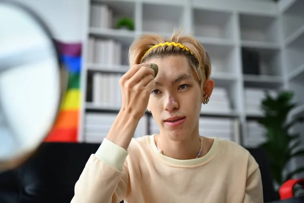 Ung Homosexuell Man Gör Daglig Makeup Vardagsrummet Applicera Bas Foundation — Stockfoto