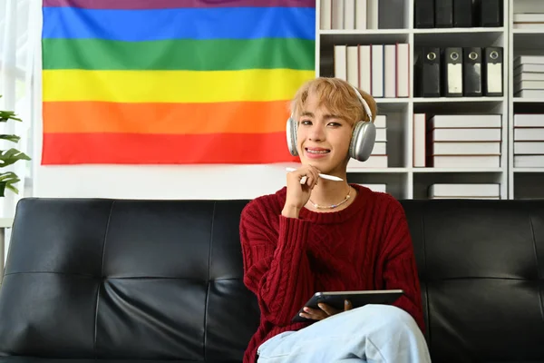Nöjd Ung Homosexuell Queer Man Bär Hörlurar Med Hjälp Digital — Stockfoto