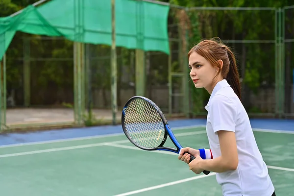 Gerichte Vrouwelijke Tennisser Die Klaar Staat Een Dienst Ontvangen Oefenen — Stockfoto